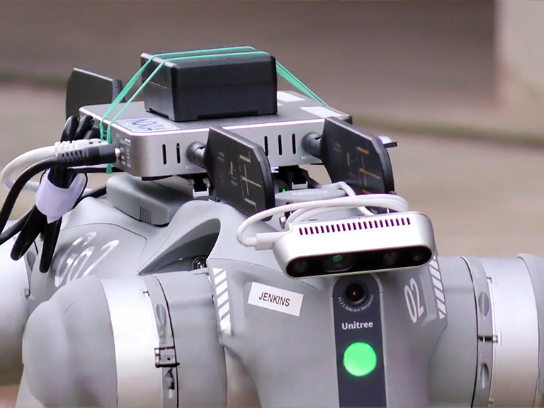 Instalación del módem 5G en el robot cuadrúpedo